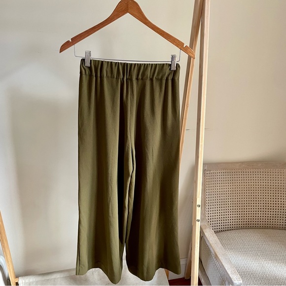 H&M High Waisted Wide Leg Textured Soft Pants in Olive Green - 2 - Picture 4 of 5